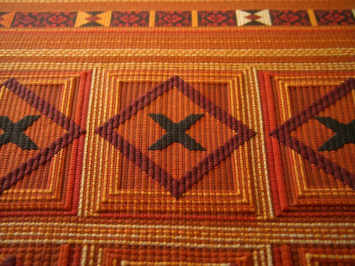 Patrones geométricos tradicionales mayas en textiles de colores tierra